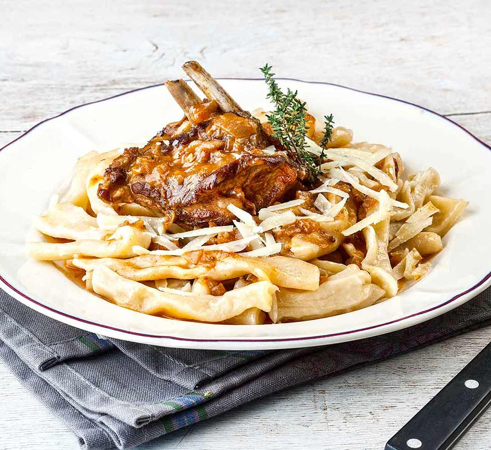 κατσικάκι κοκκινιστό με μακαρόνια