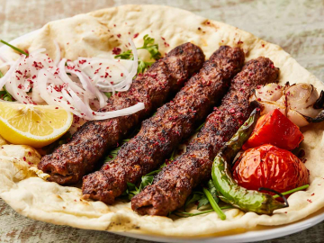 Κεμπάπ με σπιτικές πίτες