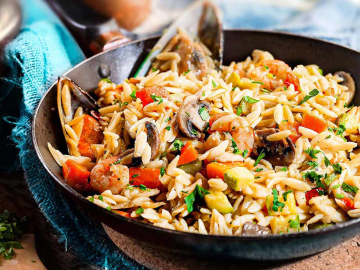 Κριθαράκι με λαχανικά και όστρακα