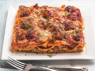 Καλοκαιρινά λαζάνια με κεφτέδες