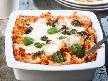 Ζυμαρικά φούρνου με κόκκινη σάλτσα