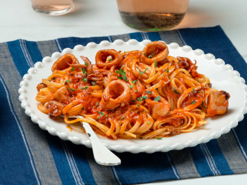 Καλαμαράκια με μακαρόνια