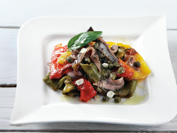 Ψητές πιπεριές µε αντσούγιες και κάππαρη