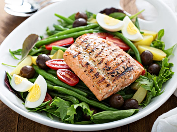 Σαλάτα νισουάζ µε φρέσκο σολομό