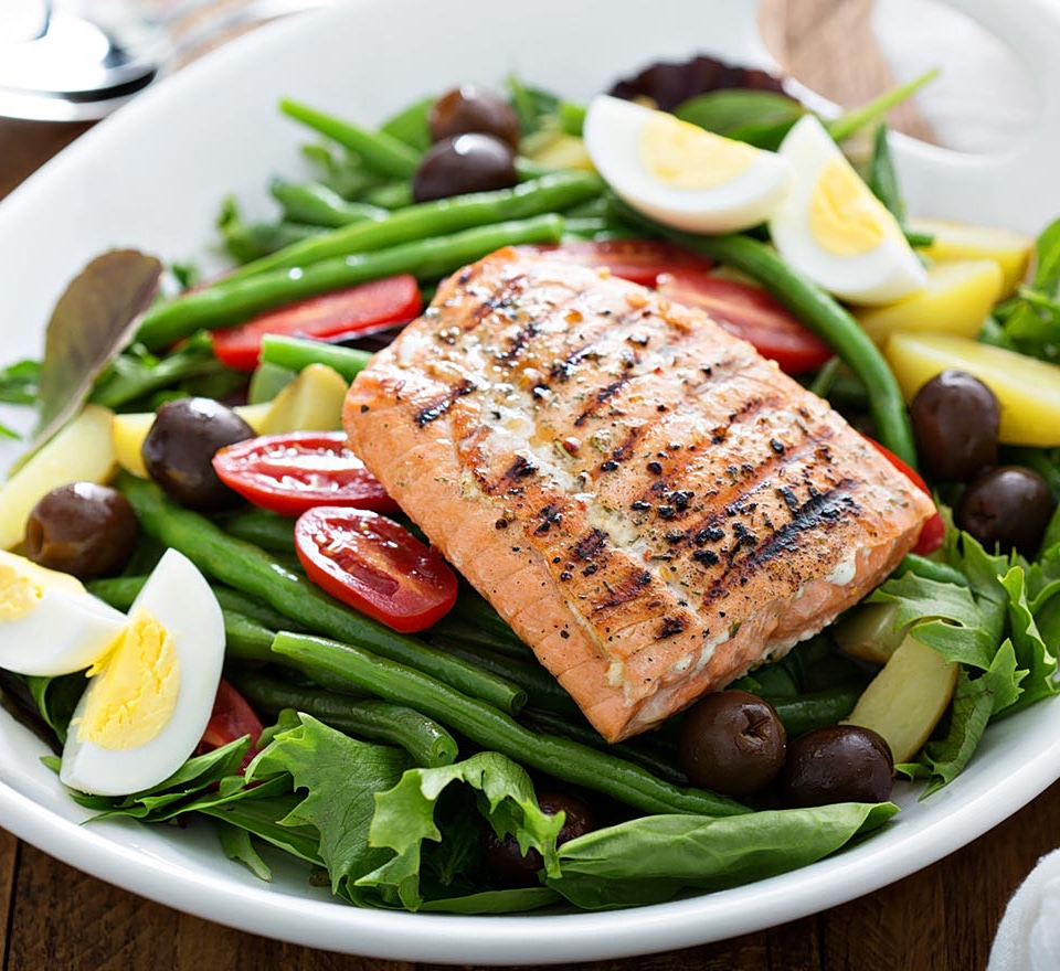 σαλάτα νισουαζ με σολωμό