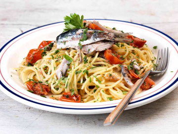 Σπαγγέτι με σαρδέλες και ντοματίνια