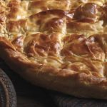 τυροπιτα με μπεσαμελ σπιτική τυρόπιτα χωριάτικη τυρόπιτα με τραγανό φύλλο αφρατη τυροπιτα με σπιτικο φυλλο