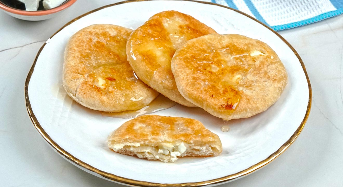 τηγανίτεσ με τυρί