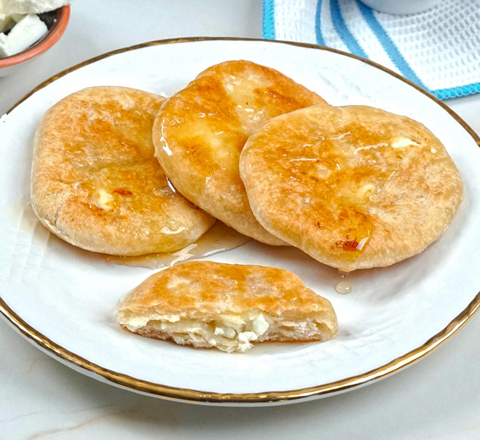 τηγανίτεσ με τυρί