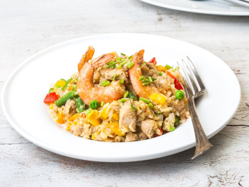 Κινέζικο τηγανητό ρύζι με κοτόπουλο και γαρίδες