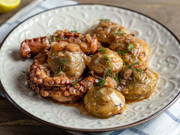 Χταπόδι µε αγκινάρες και άνηθο