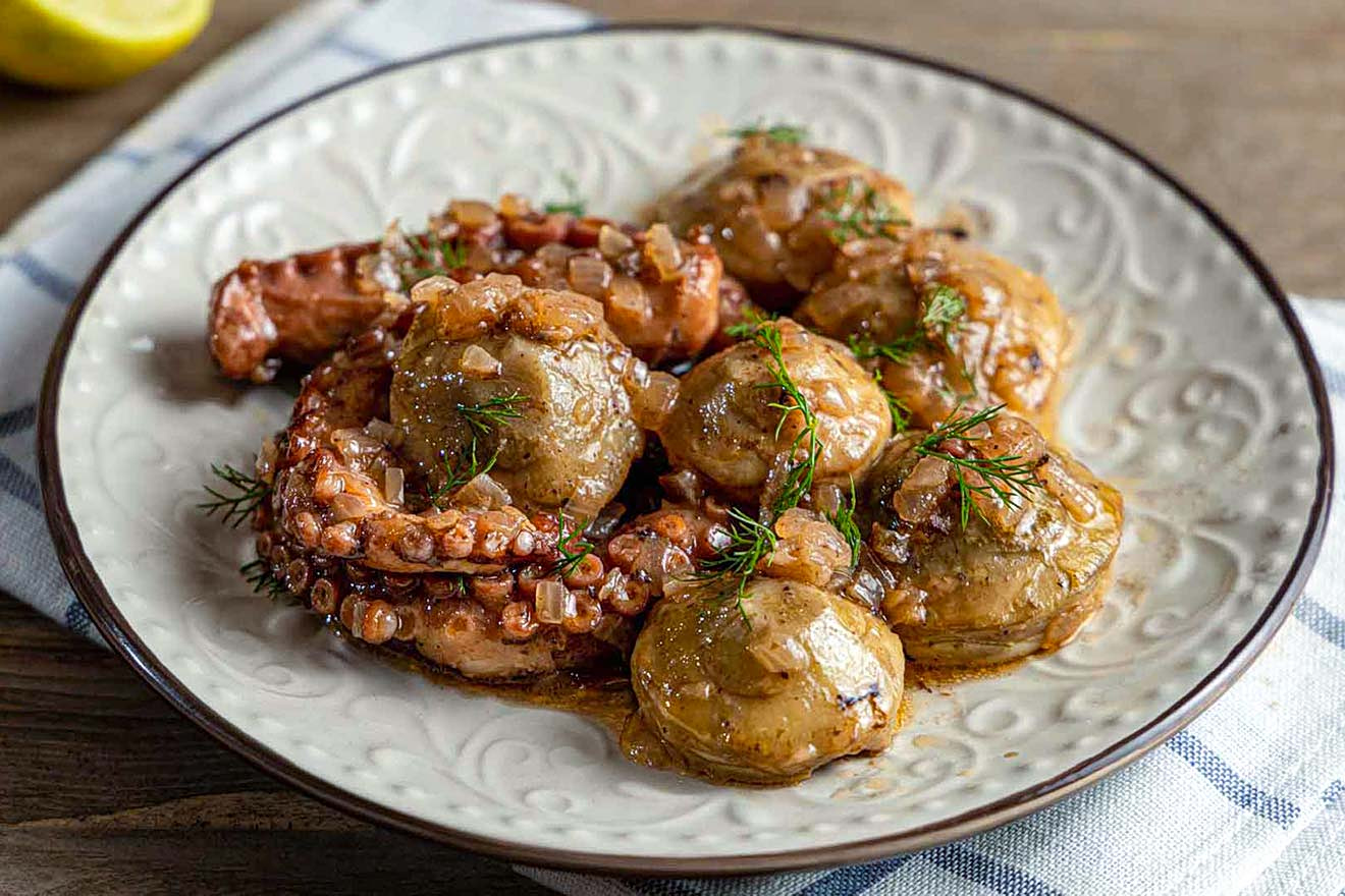 Χταπόδι µε αγκινάρες και άνηθο