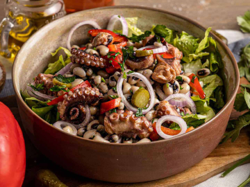 Χταπόδι σαλάτα με μαυρομάτικα