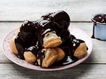 Προφιτερόλ με παγωτό και σάλτσα σοκολάτας