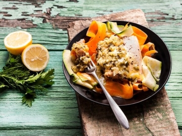 Σολομός σοτέ με ταλιατέλες λαχανικών