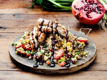 Ταμπουλέ αντιοξειδωτικό με ψητά λαχανικά και κοτόπουλο γλυκόξινο