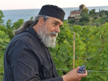 Ο πατέρας Επιφάνιος γράφει ιστορια στο Μετόχι του Μυλοποτάμου με τον Επιφανή Οίνο