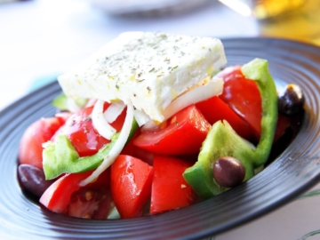 Σε ποιο χωριό έφτιαξαν για πρώτη φορά τη χωριάτικη σαλάτα;