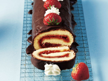 Αφράτος κορμός με φράουλα και σοκολάτα