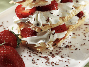 Πανεύκολη τούρτα μιλφέιγ με σαντιγί και φράουλες