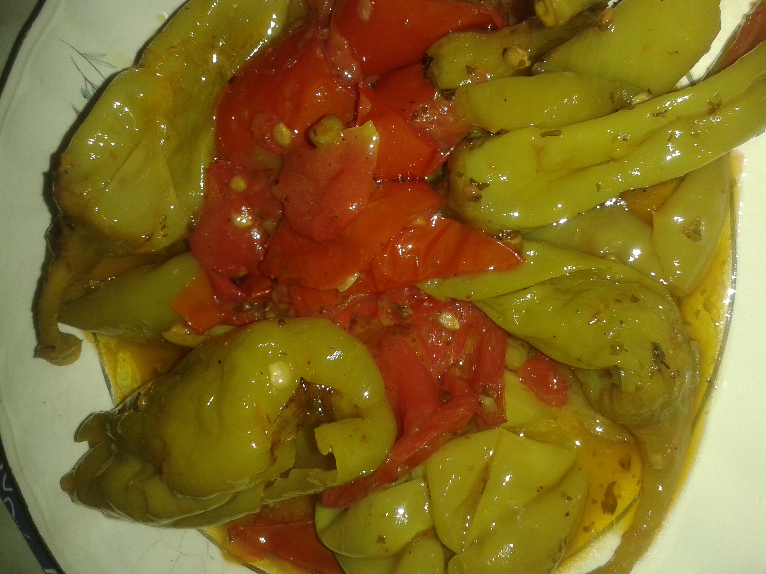 Πράσινες Πιπεριές με φρέσκια ντομάτα και σκόρδο, της Τζίνας Καραθανάση