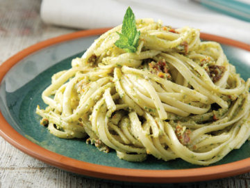 Λιγκουίνι πέστο µε λιαστές ντοµάτες