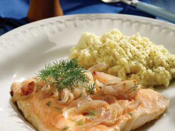 Σολομός µε σάλτσα κρεµµυδιών και πουρέ