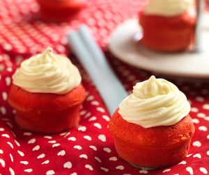 red velvet cupcakes με ξινόγαλο