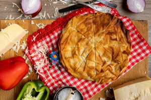 κρεατόπιτα με μοσχάρι λαχανικα και τυρια