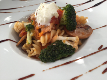 Χοιρινό με λαχανικά και βίδες ζυμαρικά