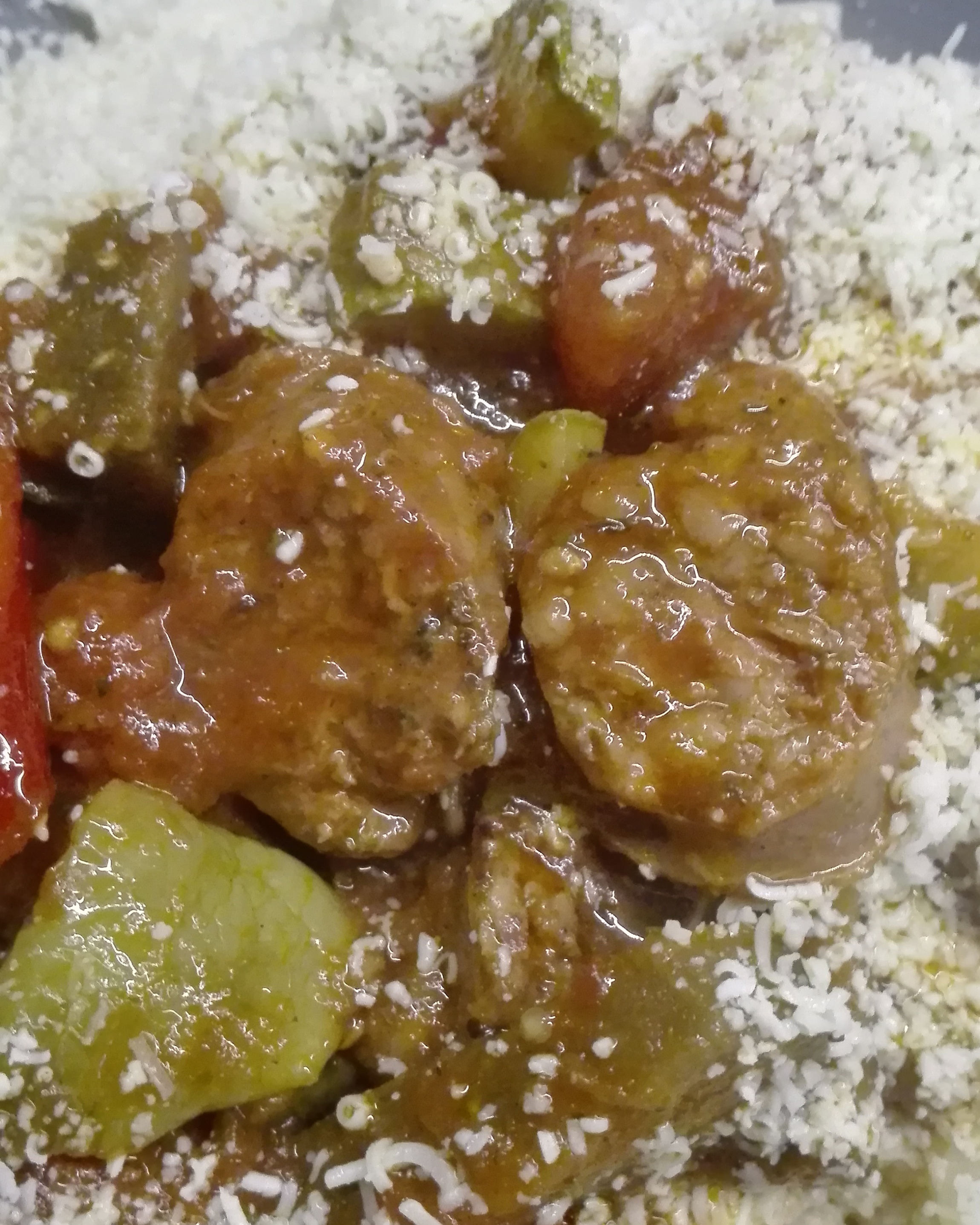 Μακαρονάδα με χωριάτικο λουκάνικο και πιπεριές, της Τζίνας Καραθανάση