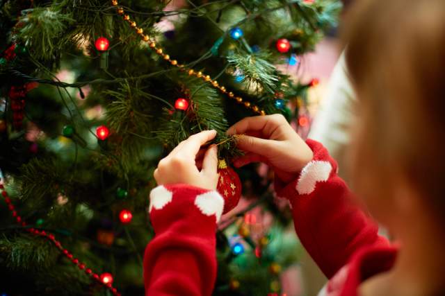 Κάντε γιορτή για τα παιδιά το στόλισμα του χριστουγεννιάτικου δέντρου