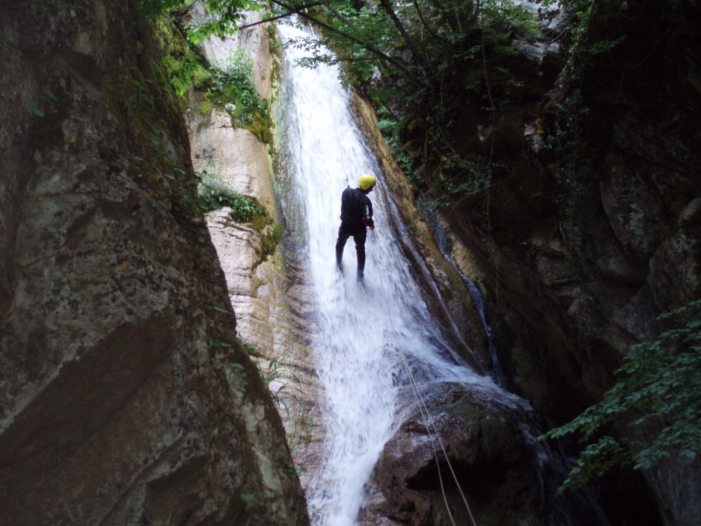 Η πόλη του Καρπενησίου χτισμένη στα 960 μέτρα, δεν φημιζόταν μέχρι πρόσφατα για την ομορφιά της. Μια τσιμεντούπολη, που όμως τα τελευταία χρόνια καλλωπίστηκε. Πλακοστρώθηκαν οι κεντρικότεροι δρόμοι της και μαζί με την ιστορική πλατεία Μπότσαρη, με τα θεόρατα πλατάνια και τις πέτρινες κρήνες όπου δεσπόζουν ο μητροπολιτικός ναός της Αγίας Τριάδας (17ος αι.) και το κτίριο του παλιού Δημαρχείου, χτυπά η εμπορική καρδιά της πόλης.