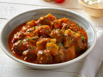 Γιουβαρλάκια κοκκινιστά με ντομάτα