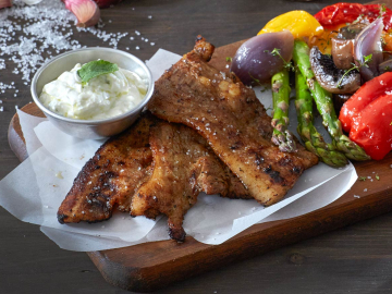 Χοιρινή πανσέτα στη σχάρα με ψητά λαχανικά