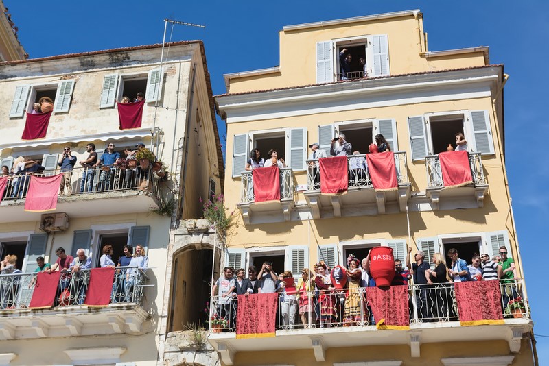 Ο Επιτάφιος όλων των ενοριών, το βράδυ της Μεγάλης Παρασκευής γίνεται στον κεντρικό δρόμο της πόλης. Καταλήγει στην κεντρική πλατεία που είναι χτισμένη από τους Ενετούς, με την συνοδεία της Φιλαρμονικής. Το Μεγάλο Σάββατο το πρωί, η Φιλαρμονική παίζει στους δρόμους της πόλης χαρούμενους σκοπούς, ενώ οι νοικοκυρές πετούν και σπάζουν έξω από τα σπίτια τους διάφορα πήλινα αγγεία. Αυτό το έθιμο ονομάζεται ‘’Κομμάτι’’.