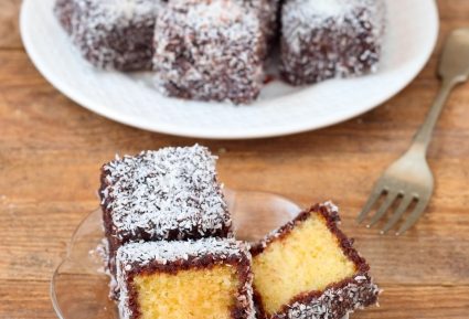Lamingtons (γλυκά με ινδοκάρυδο και σοκολάτα)-featured_image