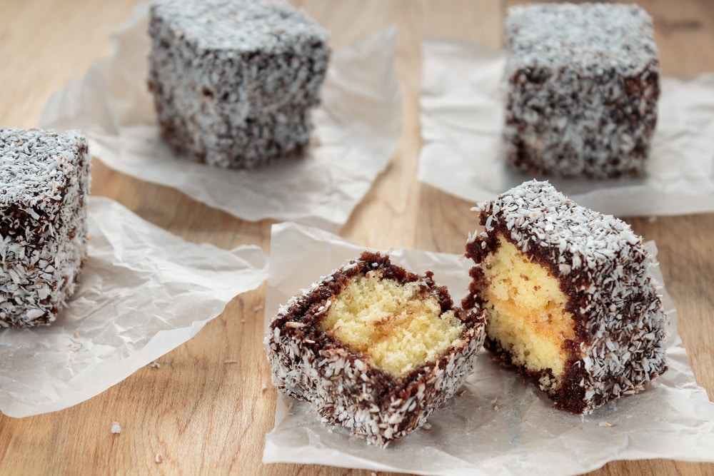 lamingtons γλυκά με ινδοκάρυδο και σοκολάτα