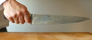 Όταν κρατάτε το μαχαίρι από τη λαβή, όλο το χέρι σας είναι πίσω από την λεπίδα. Συνήθως αυτός ο τρόπος χρησιμοποιείται από αρχάριους μάγειρες, ή μάγειρες με εξαιρετικά μικρά χέρια. Είναι βολική αλλά δεν ελέγχεται το μαχαίρι εύκολα.