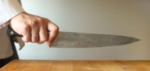 Αυτός είναι ο τρόπος που κρατάνε τα μαχαίρια τους όλοι οι μεγάλοι chef. Ο αντίχειρας και ο δείκτης είναι μπροστά από την λαβή, πάνω στο μέταλλο της λεπίδας. Μπορεί να σας φανεί τρομακτικό αλλά έχετε πολύ περισσότερο έλεγχο του μαχαιριού. Με αυτόν τον τρόπο είναι πιο δύσκολο να κρατήσετε μικρά ή ελαφριά μαχαίρια.