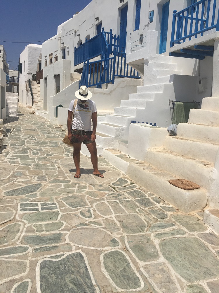 Ακόμα κι αν δεν έχεις έρωτα πρόχειρο, το Κάστρο του νησιού είναι σκέτη απόλαυση! Δε θα χρειαστεί να ταλαιπωρηθείς διότι και αυτό βρίσκεται μέσα στη Χώρα σε απόσταση δευτερολέπτων από τις κεντρικές πλατείες!