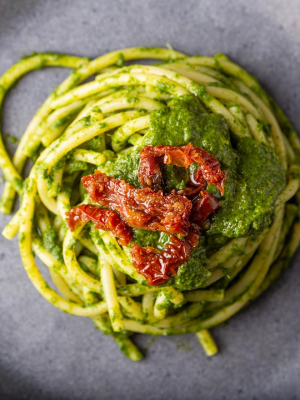 Λιγκουίνι πέστο µε λιαστές ντοµάτες