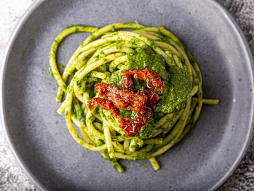 Λιγκουίνι πέστο µε λιαστές ντοµάτες