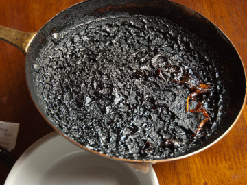 Αυτός είναι ο εύκολος τρόπος για να καθαρίσετε τα καμένα λίπη και τρόφιμα από τα σκεύη σας