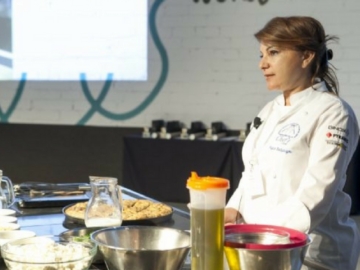 Η παραδοσιακή σπανακόπιτα της Αργυρώς που μάγεψε 1000 σεφ στο Παγκόσμιο Συνέδριο Αρχιμαγείρων στη Θεσσαλονίκη