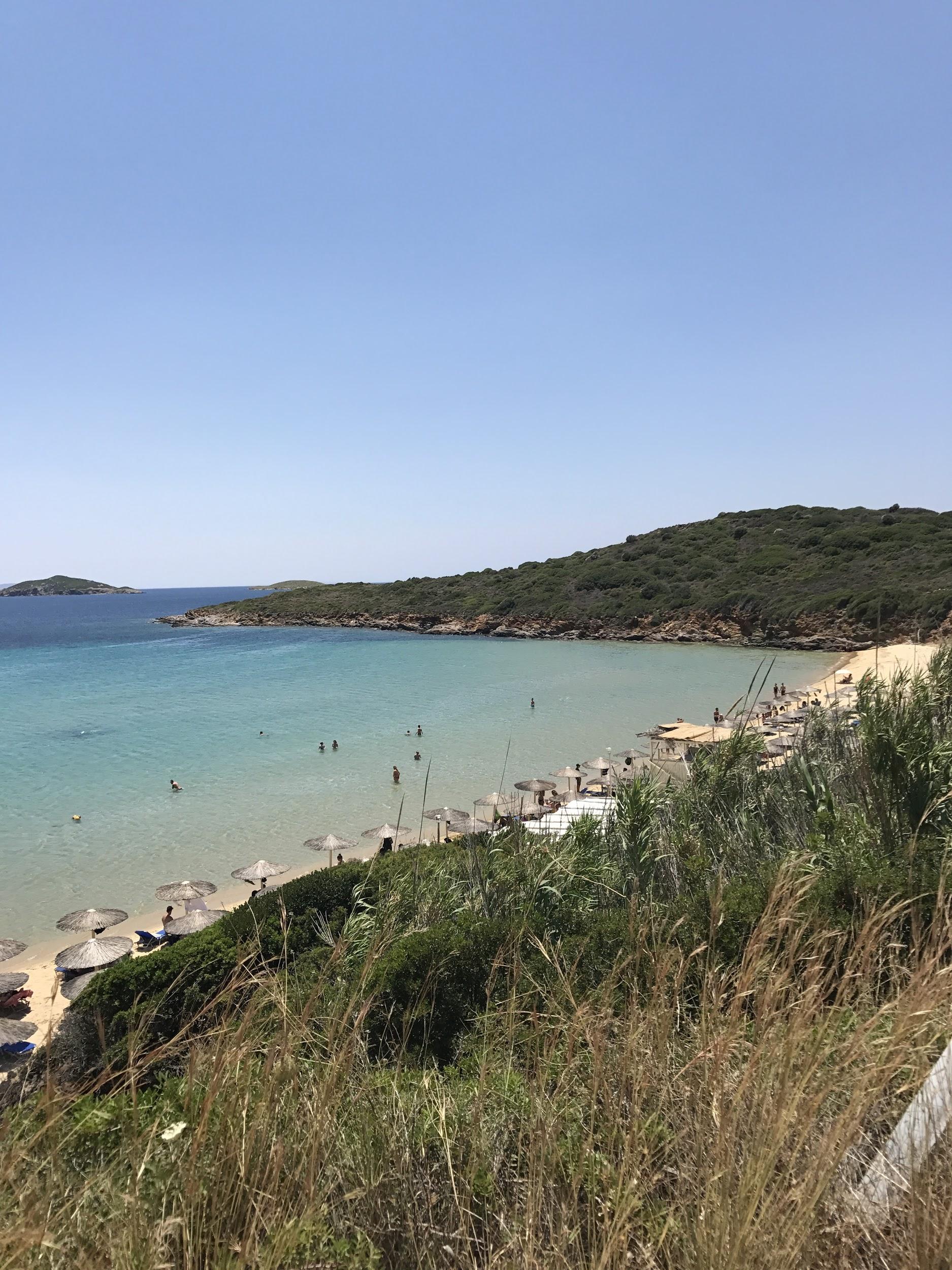  Αν θες όμορφα beach bar, χρυσή αμμουδιά και ωραίο chill κόσμο πας στον Άγιο Πέτρο ή τη Χρυσή Άμμο, παραλίες κολλημένες η μία δίπλα στην άλλη ουσιαστικά! 