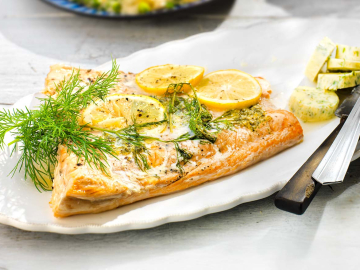 Φρέσκος σολωμός σε πακέτο με αρωματικό βούτυρο