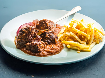 Μοσχάρι στιφάδο με πατάτες τηγανητές