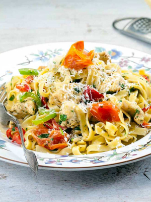 Ταλιατέλες με κοτόπουλο και πικάντικη κρέμα λαχανικών