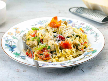 Ταλιατέλες με κοτόπουλο και πικάντικη κρέμα λαχανικών